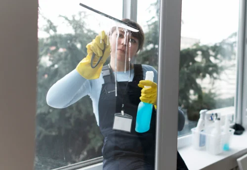 Nettoyage de vitres intérieures et extérieures à Condat